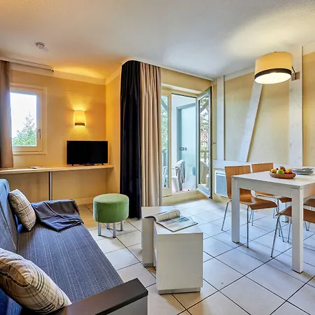 Pierre & Les Embruns 3* דוביל