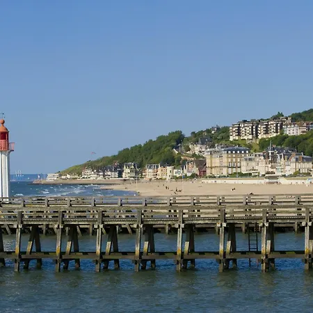 Pierre & Les Embruns מלון דירות דוביל